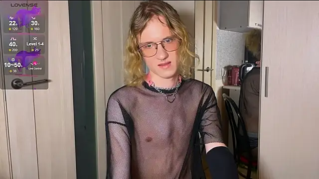 Snapshot of Avery_adam chatting on February 17, 10:38 pm Avery adam online show from February 17, 10:38 pm