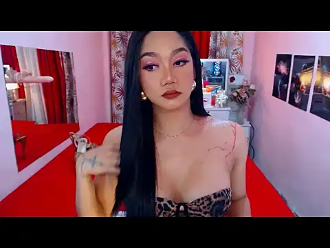 Snapshot of UrScreenGoddess chatting on June 5, 12:17 am UrScreenGoddess online show from June 5, 12:17 am