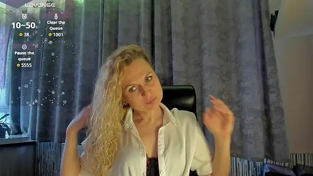 Snapshot of LanaLight_x chatting on April 23, 5:04 pm LanaLight x online show from April 23, 5:04 pm