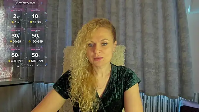 Snapshot of LanaLight_x chatting on May 21, 3:02 am LanaLight x online show from May 21, 3:02 am