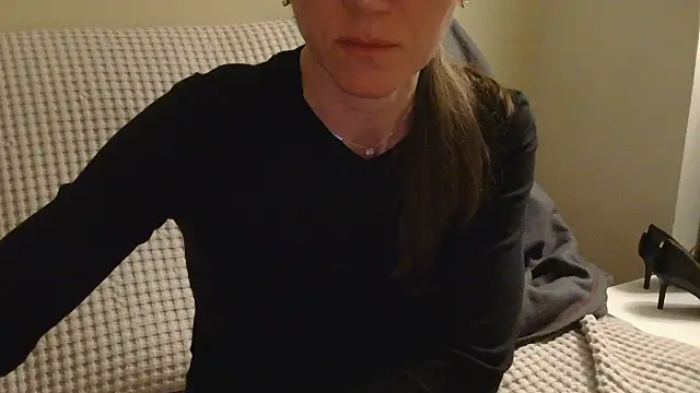 Snapshot of AuroraAG chatting on April 13, 8:36 pm AuroraAG online show from April 13, 8:36 pm