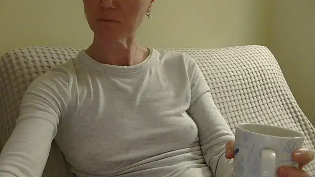 Snapshot of AuroraAG chatting on April 14, 8:15 pm AuroraAG online show from April 14, 8:15 pm