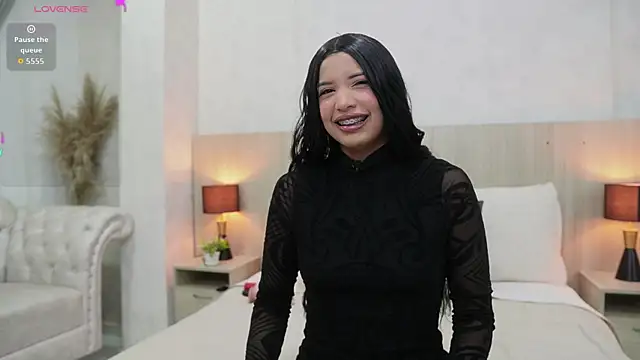 nicol alvarez online show from May 10, 11:37 am
