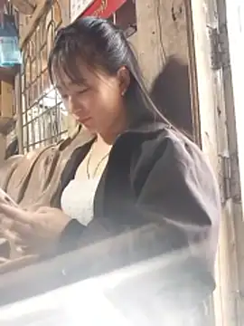 Snapshot of Maiphu34 chatting on May 18, 12:40 am Maiphu34 online show from May 18, 12:40 am