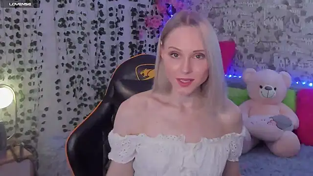 Snapshot of Gina_Gina_love chatting on June 22, 4:09 am Gina Gina love online show from June 22, 4:09 am
