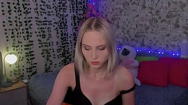 Snapshot of Gina_Gina_love chatting on July 8, 2:16 am Gina Gina love online show from July 8, 2:16 am