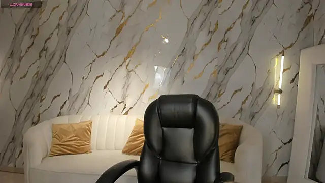 MadisonKane online show from April 12, 11:15 am