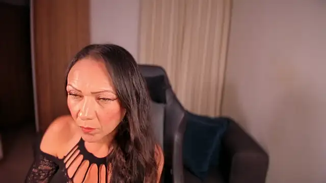 Snapshot of Cleoember_ chatting on January 8, 12:02 am Cleoember online show from January 8, 12:02 am