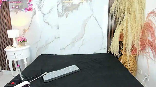 hilarythomsom online show from January 17, 1:05 pm