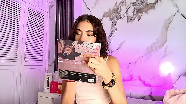 BellaHarpeer online show from March 13, 8:15 pm