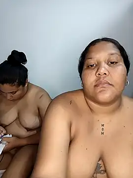 Snapshot of VaneandRossy chatting on April 29, 2:37 am VaneandRossy online show from April 29, 2:37 am