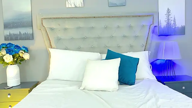 AnnieLeigt online show from February 18, 12:01 pm