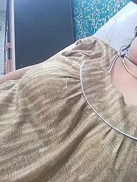 Snapshot of desiriya14 chatting on May 17, 4:03 pm desiriya14 online show from May 17, 4:03 pm
