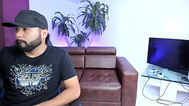 HotThreesoome online show from December 17, 12:55 pm