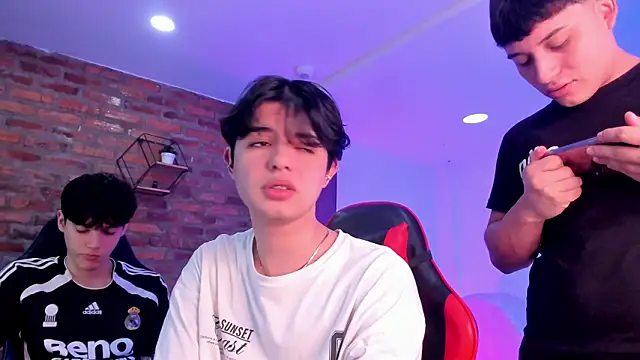 HotThreesoome online show from March 25, 12:44 pm