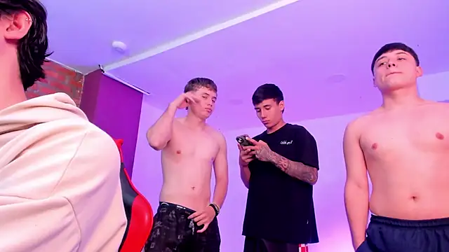 HotThreesoome online show from April 7, 2:50 pm