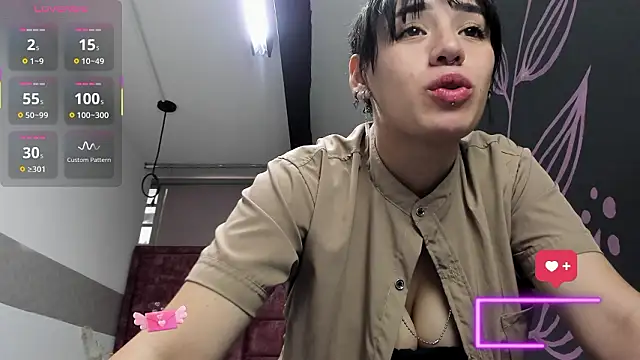 Snapshot of Kiara_Fox__ chatting on February 11, 8:14 pm Kiara Fox online show from February 11, 8:14 pm