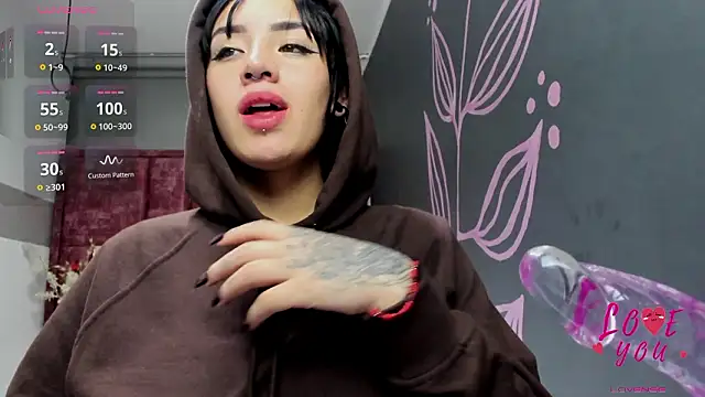 Snapshot of Kiara_Fox__ chatting on February 15, 7:51 am Kiara Fox online show from February 15, 7:51 am