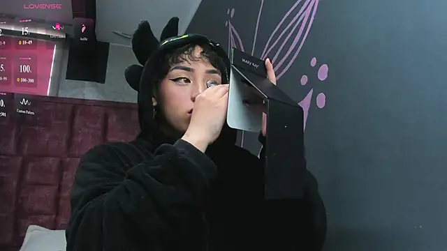 Snapshot of Kiara_Fox__ chatting on February 19, 8:38 pm Kiara Fox online show from February 19, 8:38 pm