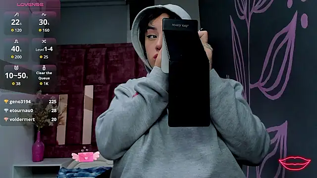 Snapshot of Kiara_Fox__ chatting on February 22, 7:51 am Kiara Fox online show from February 22, 7:51 am