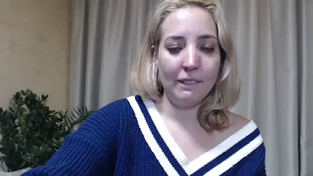 Snapshot of sweetpussy chatting on January 17, 6:18 am sweetpussy online show from January 17, 6:18 am