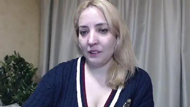 Snapshot of sweetpussy chatting on February 1, 10:36 am sweetpussy online show from February 1, 10:36 am