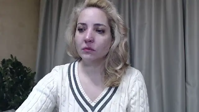 Snapshot of sweetpussy chatting on February 4, 4:18 am sweetpussy online show from February 4, 4:18 am