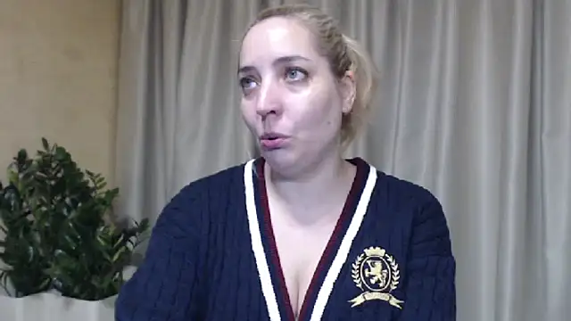 Snapshot of sweetpussy chatting on February 12, 11:05 am sweetpussy online show from February 12, 11:05 am