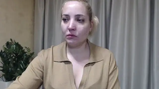 Snapshot of sweetpussy chatting on February 19, 5:42 pm sweetpussy online show from February 19, 5:42 pm