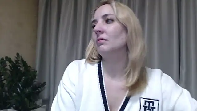 Snapshot of sweetpussy chatting on February 25, 1:54 pm sweetpussy online show from February 25, 1:54 pm