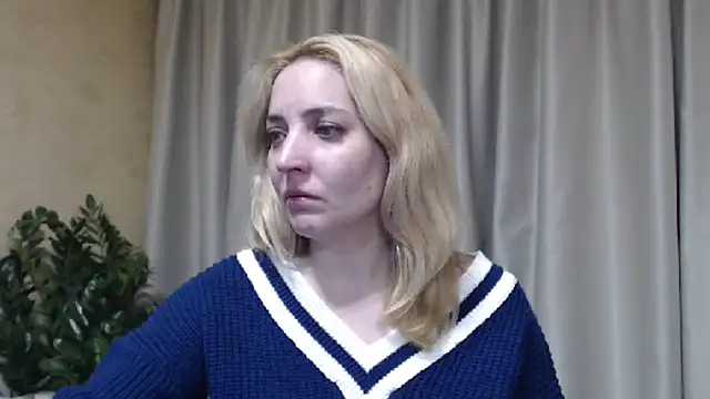 Snapshot of sweetpussy chatting on March 4, 4:24 pm sweetpussy online show from March 4, 4:24 pm