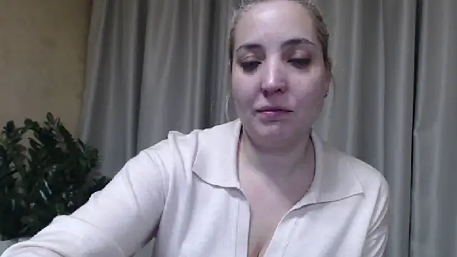 Snapshot of sweetpussy chatting on March 5, 6:37 pm sweetpussy online show from March 5, 6:37 pm