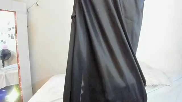 Snapshot of litle_slut chatting on February 19, 5:36 am litle slut online show from February 19, 5:36 am