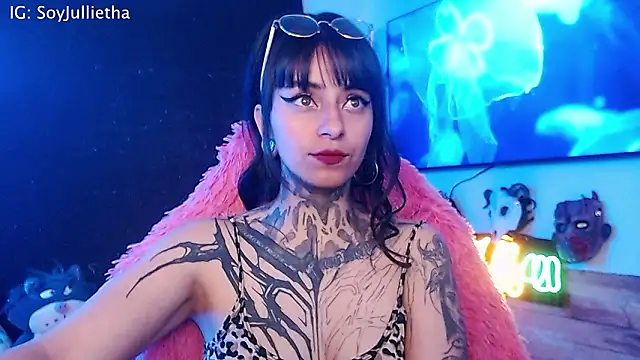 Snapshot of Julls420_ chatting on February 5, 4:39 am Julls420 online show from February 5, 4:39 am