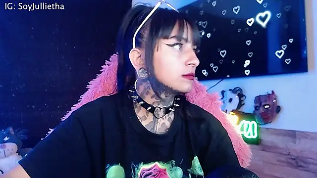 Snapshot of Julls420_ chatting on February 6, 4:39 am Julls420 online show from February 6, 4:39 am