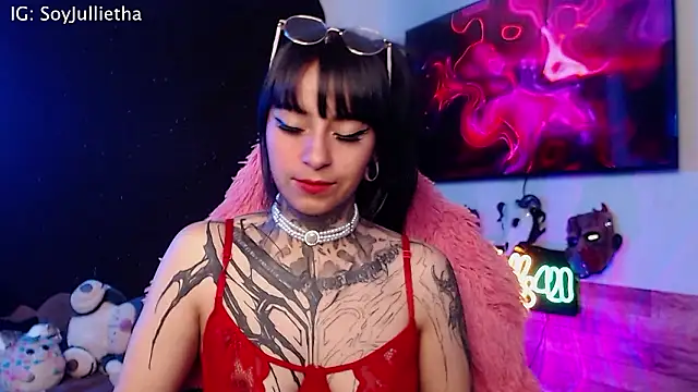 Snapshot of Julls420_ chatting on February 13, 2:29 am Julls420 online show from February 13, 2:29 am