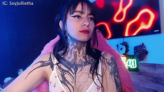 Snapshot of Julls420_ chatting on February 24, 5:27 am Julls420 online show from February 24, 5:27 am