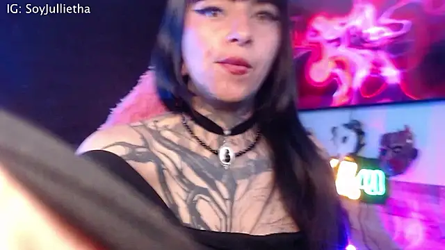 Snapshot of Julls420_ chatting on February 25, 4:33 am Julls420 online show from February 25, 4:33 am