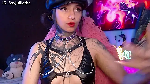 Snapshot of Julls420_ chatting on March 1, 4:36 am Julls420 online show from March 1, 4:36 am