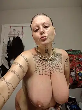 Snapshot of SpiderRose chatting on April 21, 2:37 am SpiderRose online show from April 21, 2:37 am