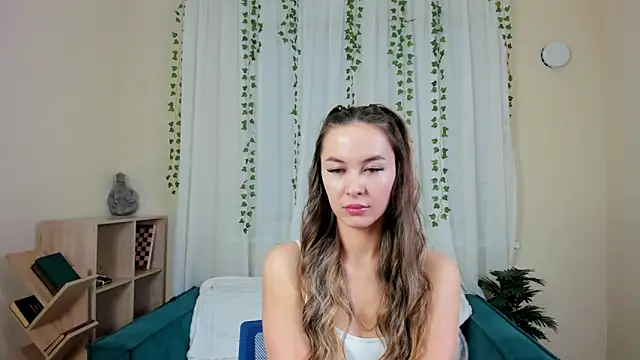 LunaCurly  online show from December 18, 11:05 am