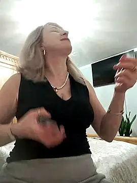 Snapshot of AhlyssaLove1155 chatting on February 9, 7:18 pm AhlyssaLove1155 online show from February 9, 7:18 pm