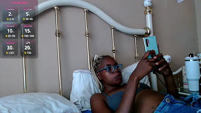 Snapshot of xSATIVAx chatting on January 19, 2:32 pm xSATIVAx online show from January 19, 2:32 pm