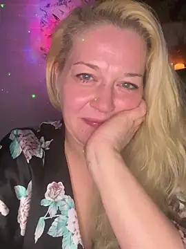 Snapshot of JenniferCarmen chatting on January 6, 4:43 pm JenniferCarmen online show from January 6, 4:43 pm