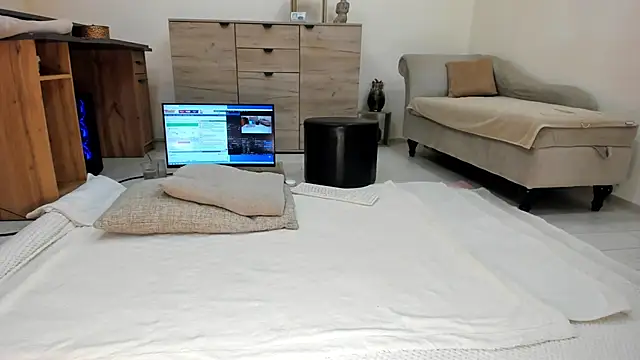 classy medea online show from April 4, 11:02 pm