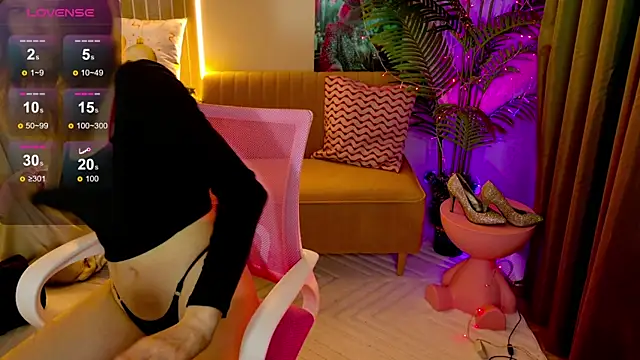 Snapshot of CarolainGilbert chatting on January 15, 6:51 am CarolainGilbert online show from January 15, 6:51 am