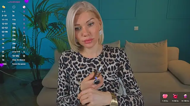 Snapshot of Lindsi_Luvviv chatting on June 22, 4:37 pm Lindsi Luvviv online show from June 22, 4:37 pm