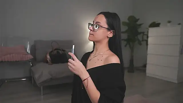 ValexieLux online show from April 25, 9:45 am