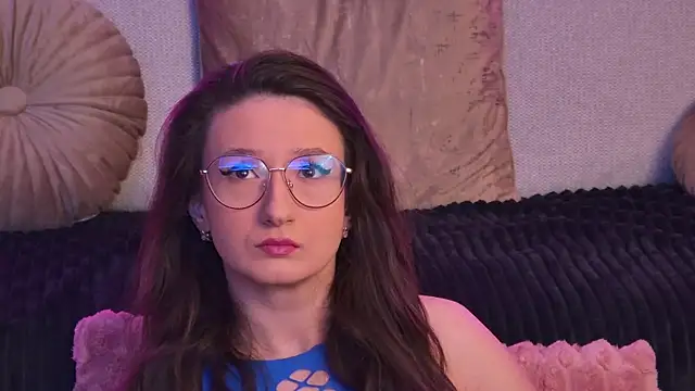 Snapshot of TheaMalekoo chatting on January 8, 7:21 am TheaMalekoo online show from January 8, 7:21 am