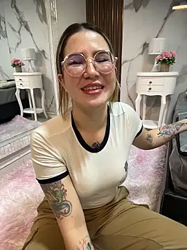 Annyhathatway online show from May 15, 11:34 pm
